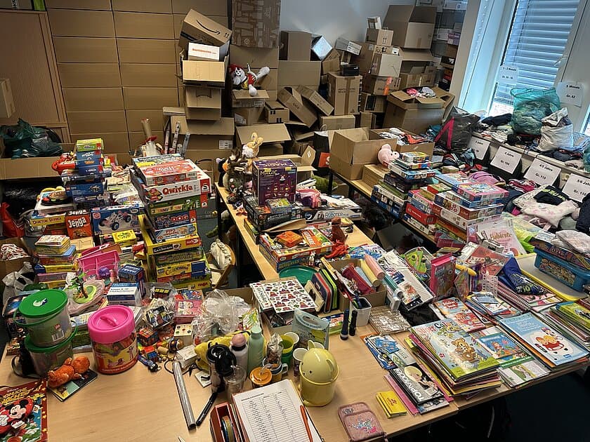 Tische voller Geschenke von der Wichtelwerkstatt. © Deutsche Rentenversicherung