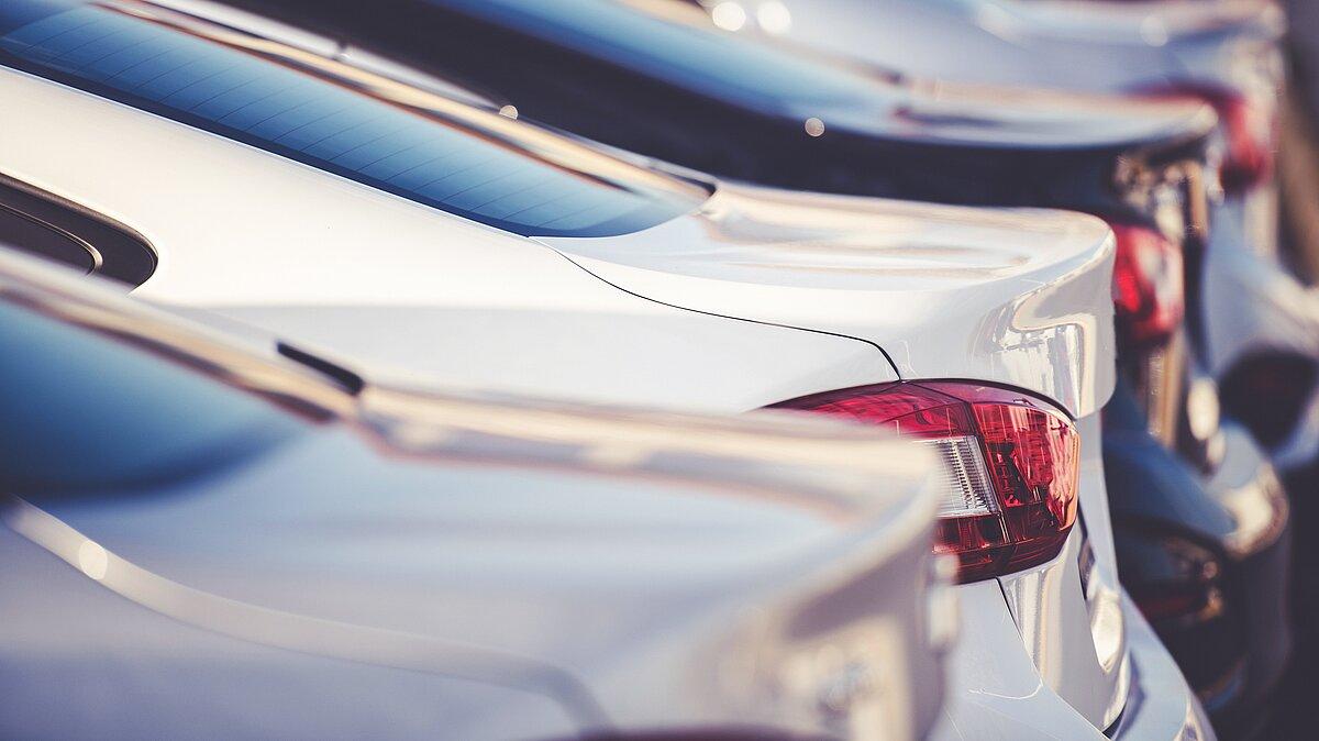 Autos, die in einer Reihe parken. © Tomasz Zajda - stock.adobe.com