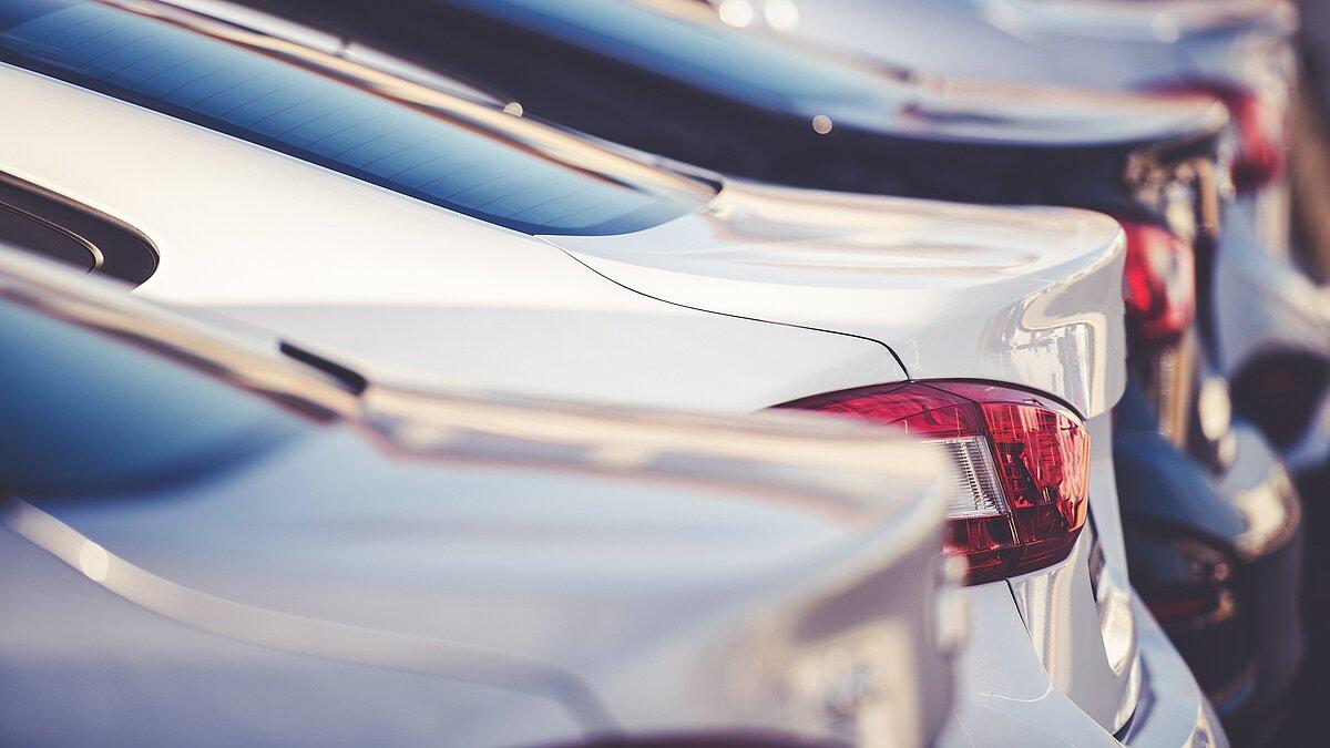 Autos, die in einer Reihe parken. © Tomasz Zajda - stock.adobe.com