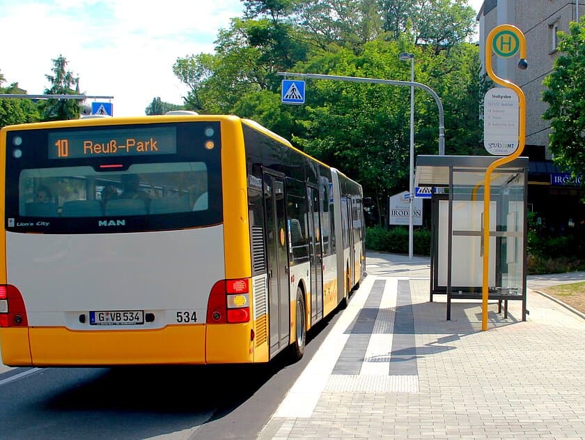 Bus hält an Bushaltestelle am Stadtgraben. . © Stadt Gera