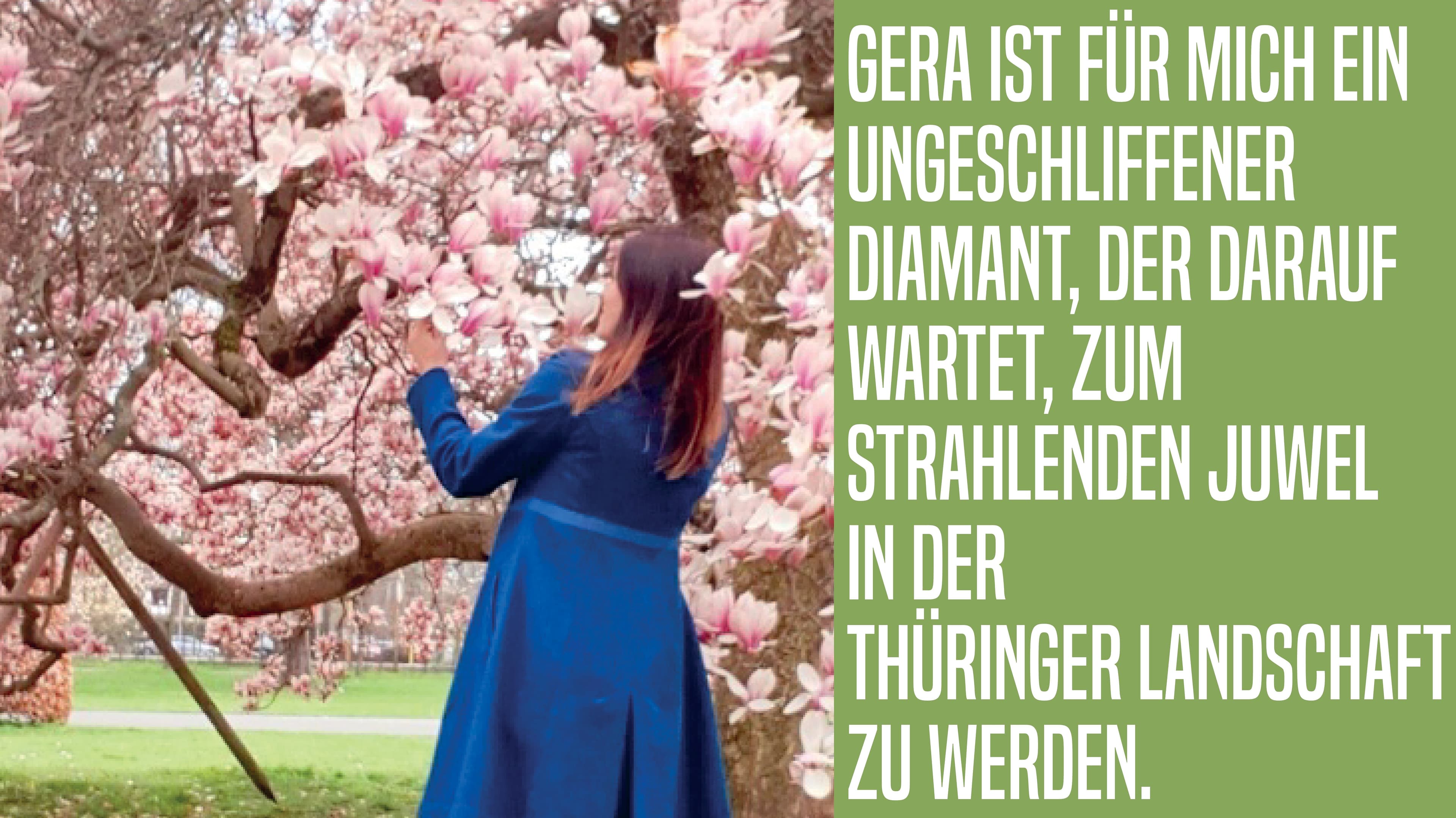 Frau vor einem Baum mit rosa Blüten. © Stadt Gera