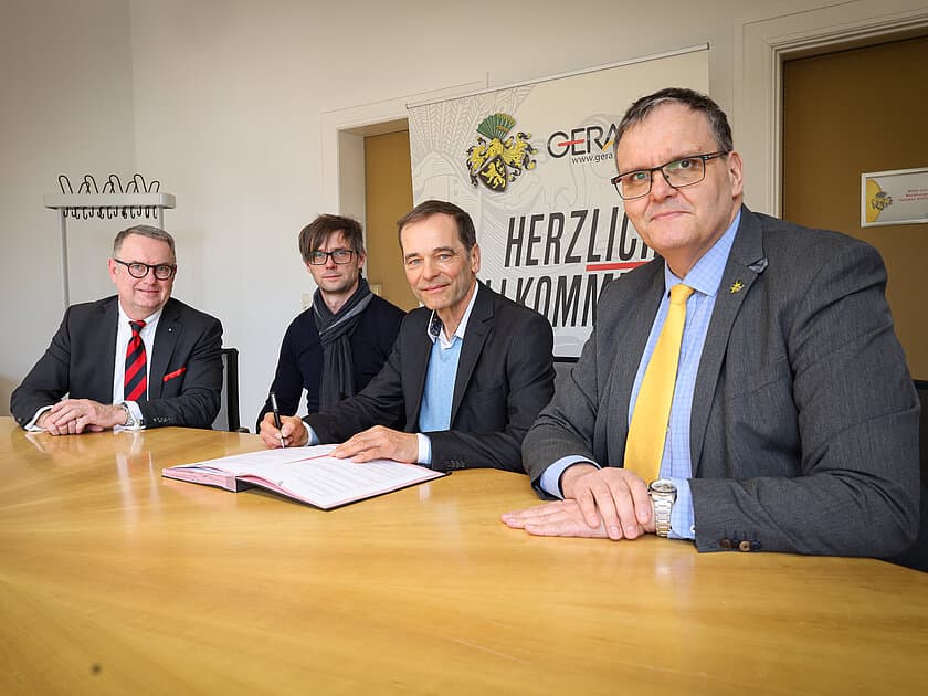 Randolf Margull (2.v.r.) bei der Vertragsunterzeichnung gemeinsam mit Oberbürgermeister Kurt Dannenberg (r.). © Stadt Gera