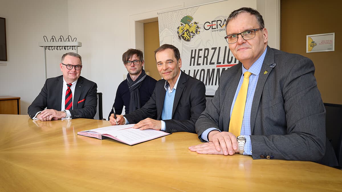 Randolf Margull (2.v.r.) bei der Vertragsunterzeichnung gemeinsam mit Oberbürgermeister Kurt Dannenberg (r.). © Stadt Gera