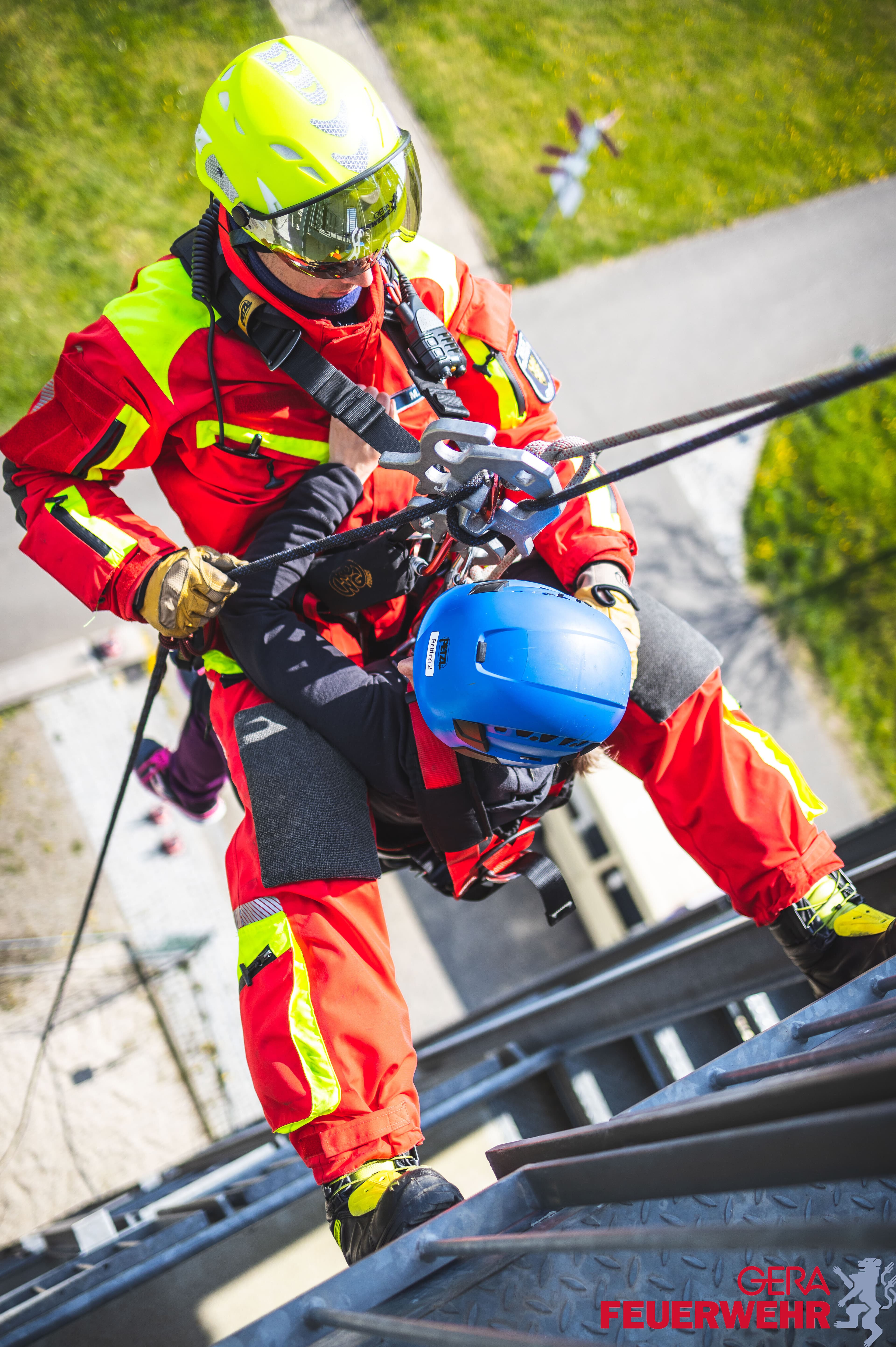 Feuerwehrmann seilt sich zusammen mit einem jungen Mädchen ab. © Stadt Gera