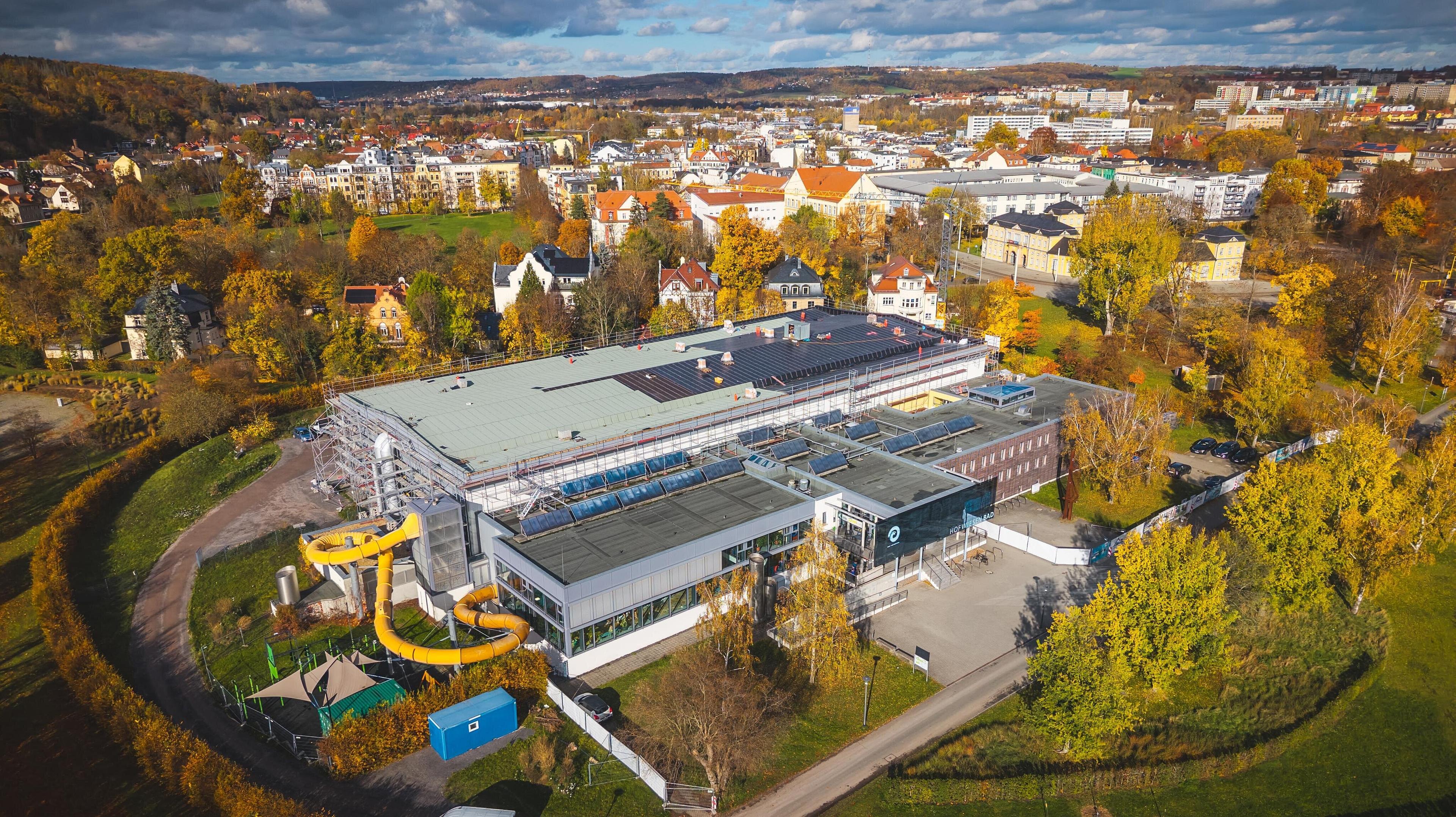 Eine Drohnenaufnahme vom Geraer Hallenbad, auf der man sieht, wie das Dach saniert wird. © Stadt Gera