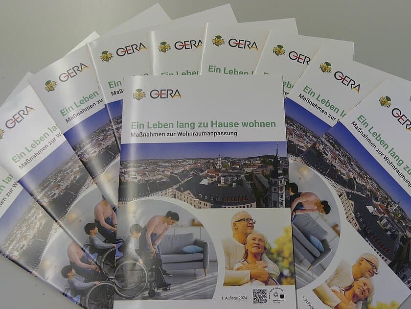 Hefte mit der Aufschrift "Ein Leben lang zu Hause wohnen". © Stadt Gera