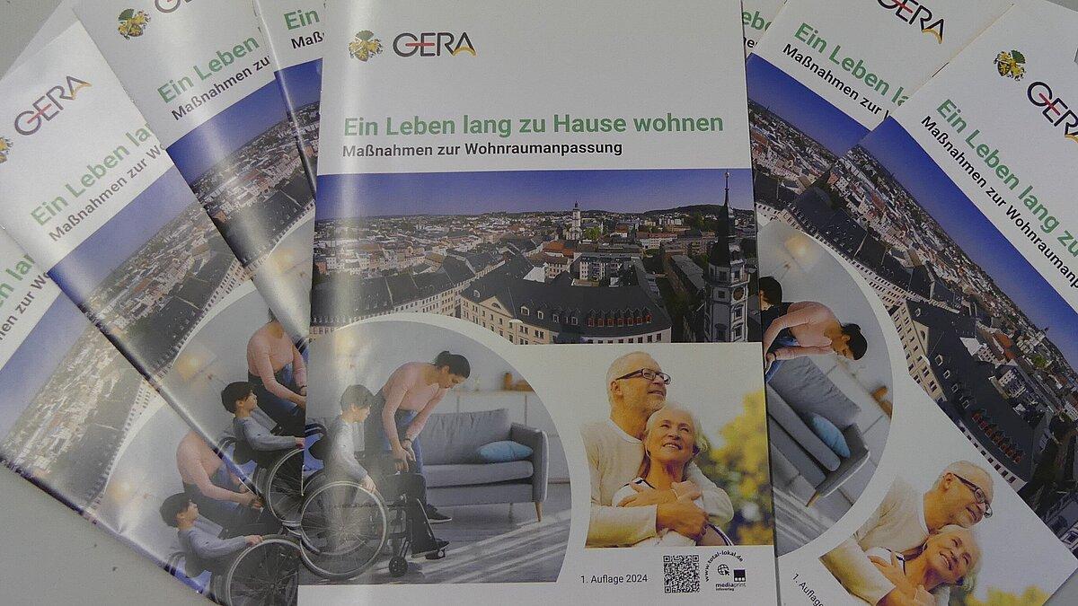 Hefte mit der Aufschrift "Ein Leben lang zu Hause wohnen". © Stadt Gera