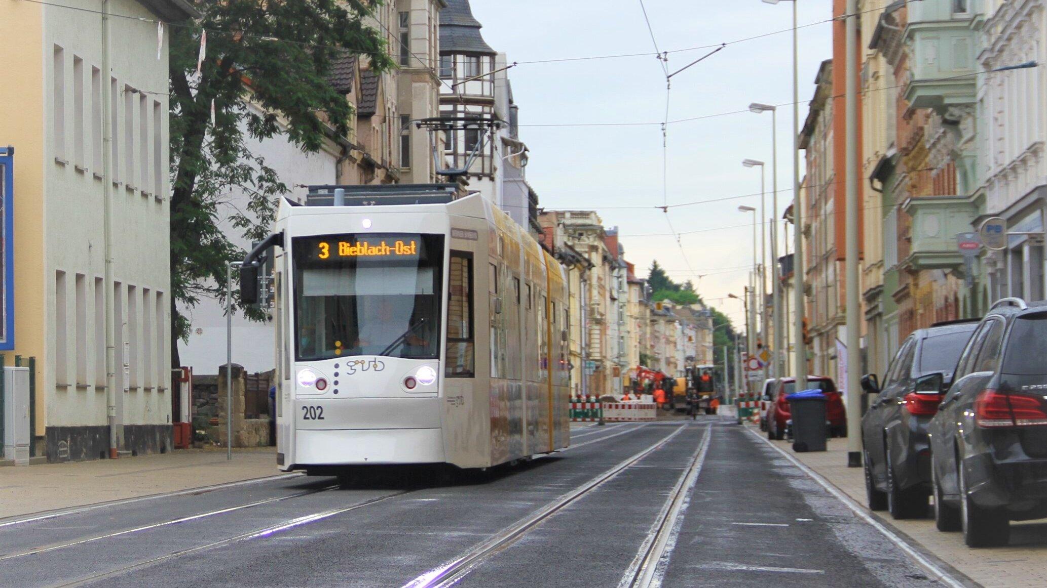 Straßenbahn in der Wiesestraße mit Baustelle. © Stadt Gera