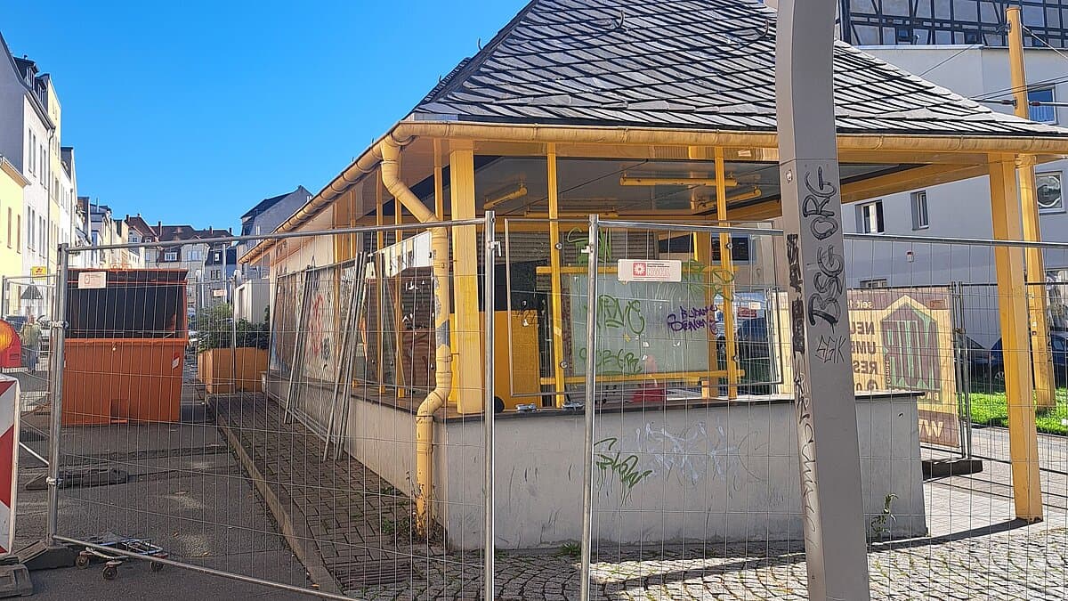 Ein leerstehendes Häsuchen hinter einem Bauzaun. © Stadt Gera