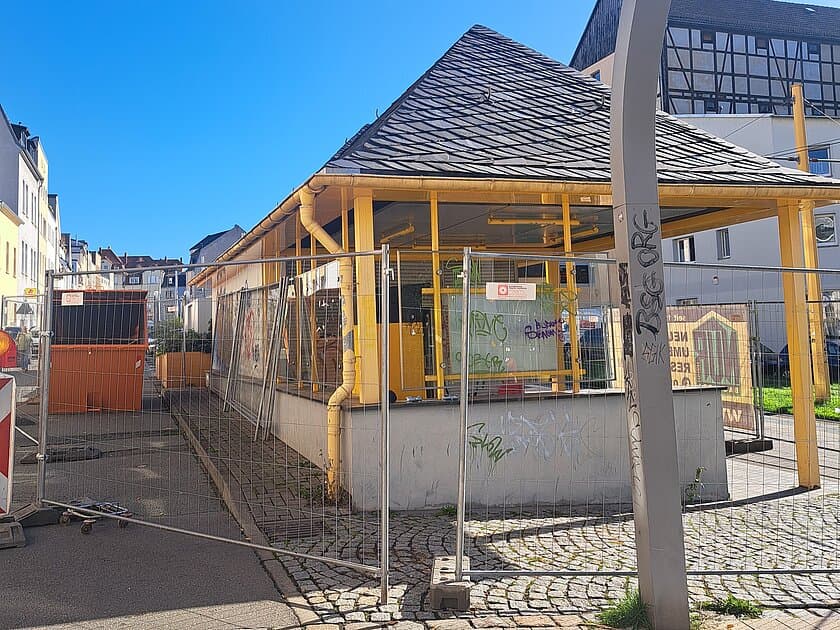 Ein leerstehendes Häsuchen hinter einem Bauzaun. © Stadt Gera