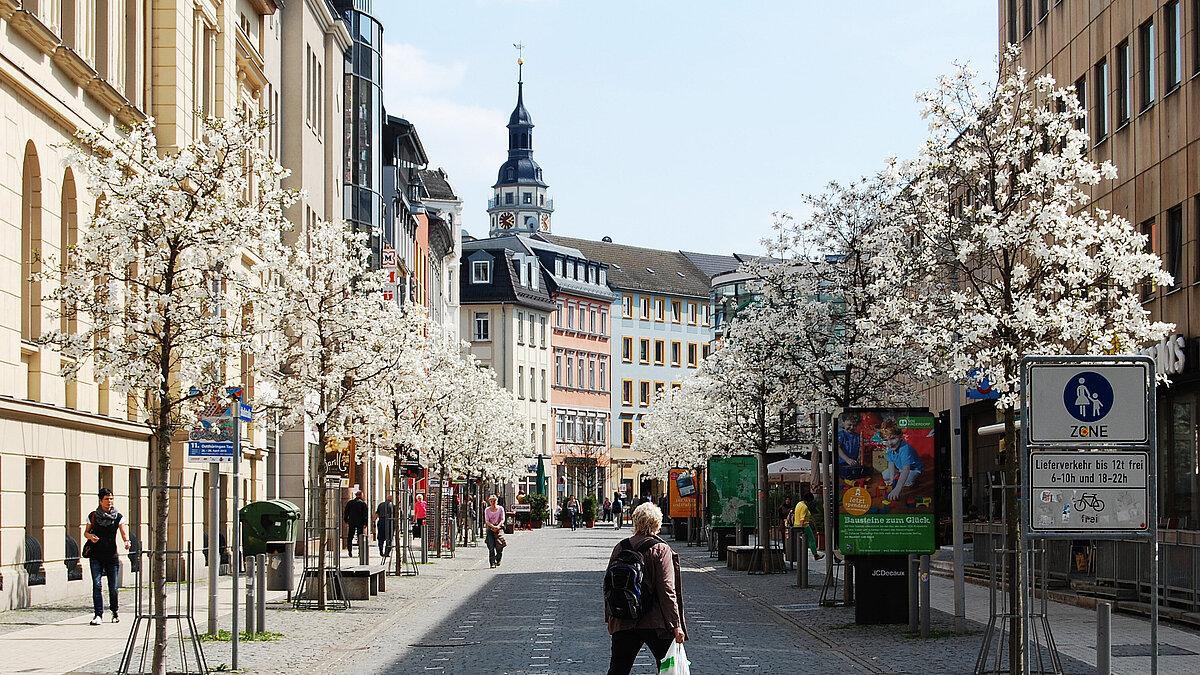 Belebte Einkaufsstraße im Frühling. © Stadt Gera