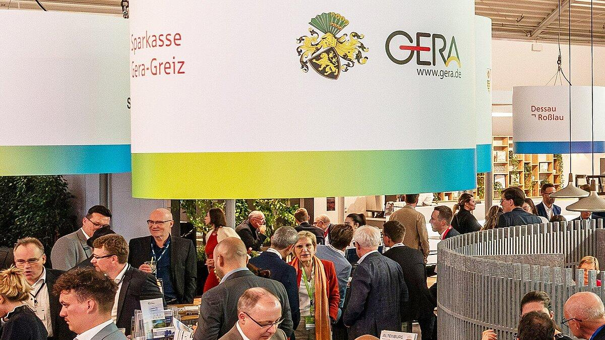 Ein Messestand mit mehreren Personen. © Tom Schulze