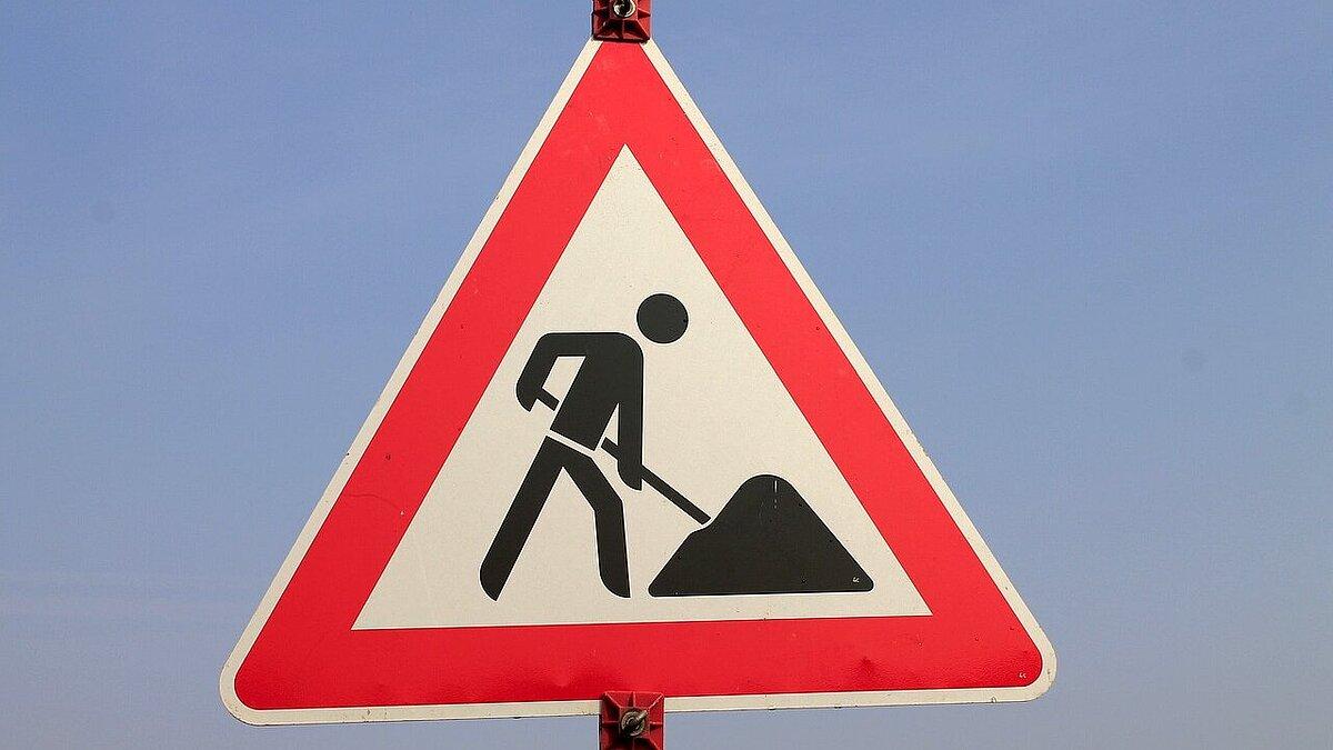 Ein Baustellenstraßenschild vor blauem Himmel. © Pixabay
