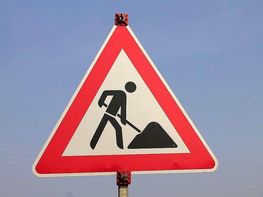 Ein Baustellenstraßenschild vor blauem Himmel. © Pixabay