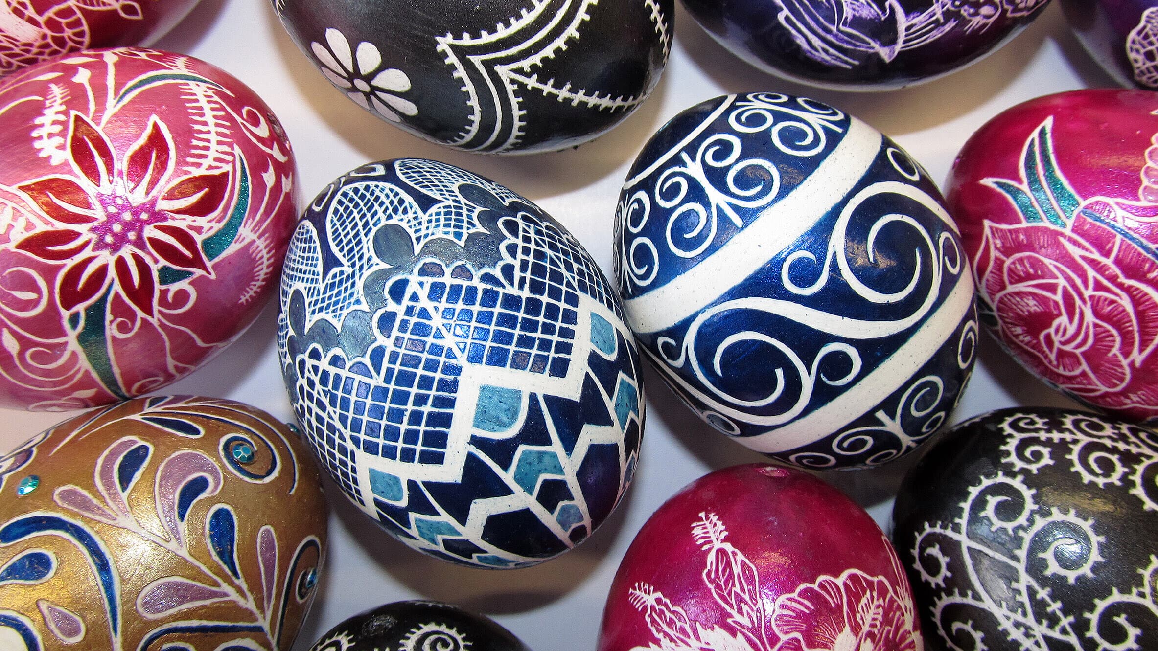 Rote und blaue, mittels Kratztechnik gestaltete Ostereier von Angelika Rießland aus Gera. © Stadt Gera / Museum für Naturkunde (Fotograf: Frank Hrouda)