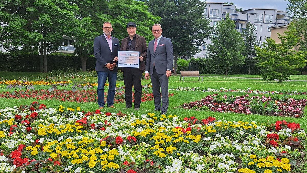 Spendenübergabe in einem Park.