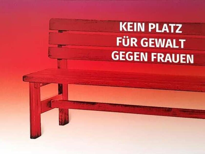 Symboldbild für eine rote Bank als Zeichen gegen häusliche Gewalt . © Frauen- und Kinderschutzhaus Kreis Waldshut e.V.