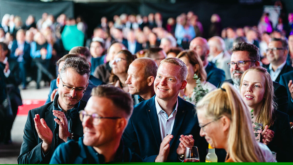 die Teilnehmer lachen. © Tony Matysik