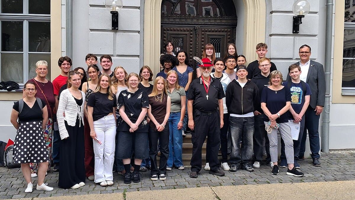 Schülergruppe vor dem Rathaus mit OB. © Stadt Gera