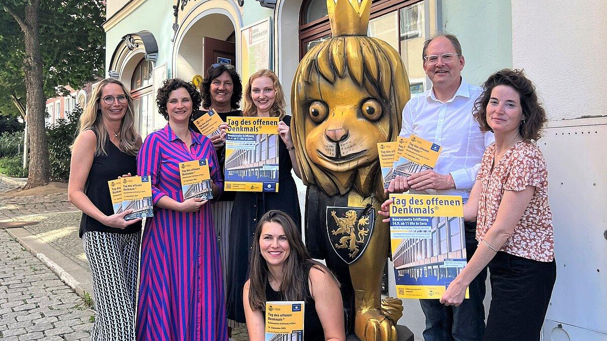 Sozialdezernentin Sandra Wanzar, Ronja Nester (Deutsche Stiftung Denkmalschutz), Claudia Oertel (Kulturamt), Anna Scheidtweiler (Deutsche Stiftung Denkmalschutz), Laura Kreisel (Leiterin der Unteren Denkmalschutzbehörde), Kulturamtsleiter Felix Eckerle und Sarah Wiechers (Deutsche Stiftung Denkmalschutz) (v.l.n.r.) mit den Programmheften... © Stadt Gera