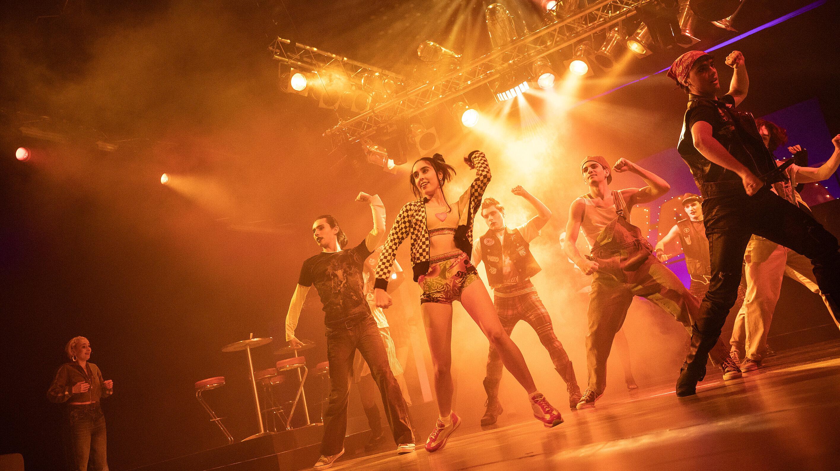 Eine Gruppe junger Tänzer während einer Aufführung auf einer Bühne. © Theater Altenburg