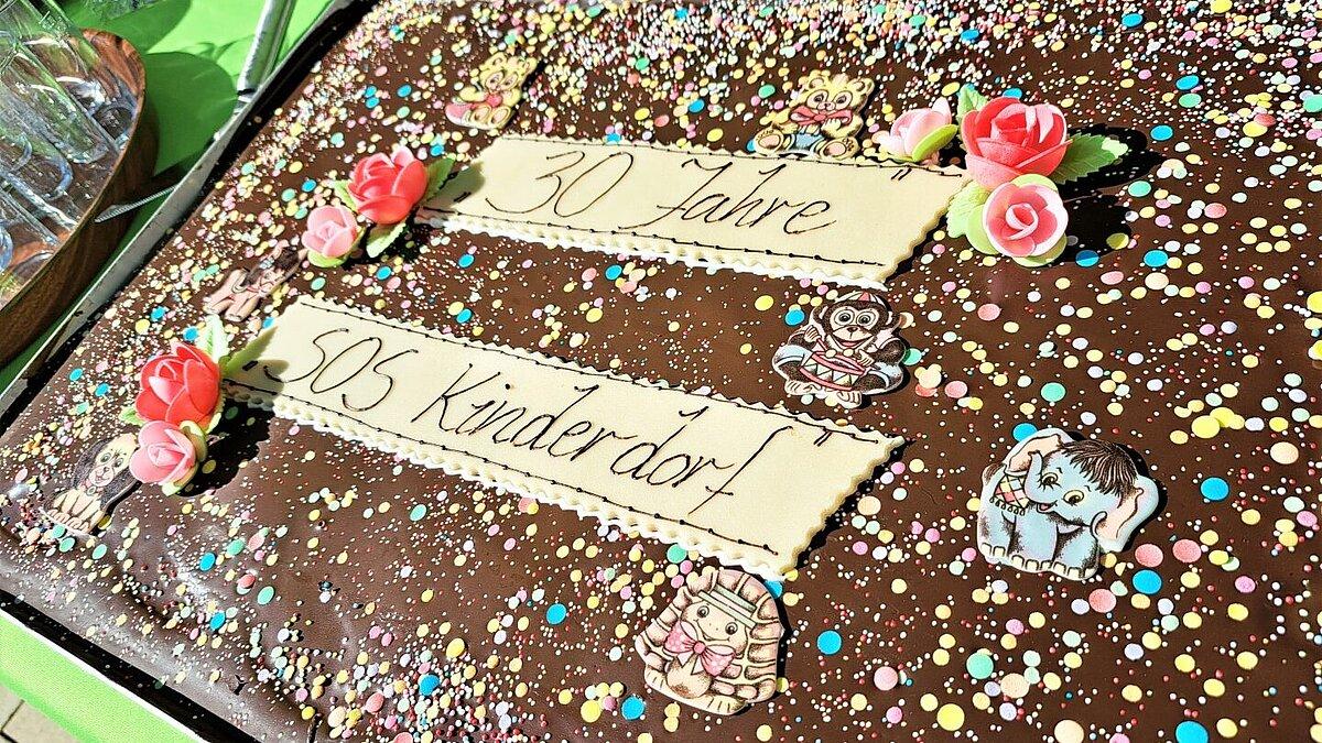 Ein Blechkuchen mit Schokoladenglasung. © Stadt Gera