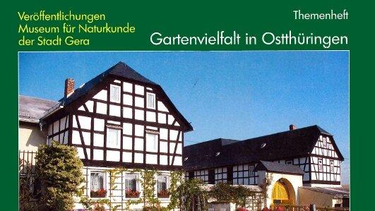 Vorderansicht der Broschüre mit Abbildung von Fachwerkhäusern, Vorgärten und bunten Blumen. © Stadt Gera