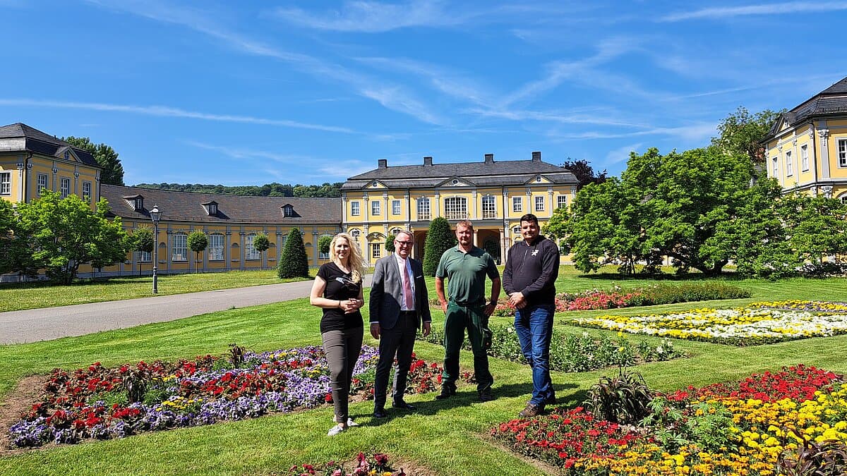 Vier Menschen stehen in Mitten von frisch bepflanzten Blumenbeeten. © Stadt Gera