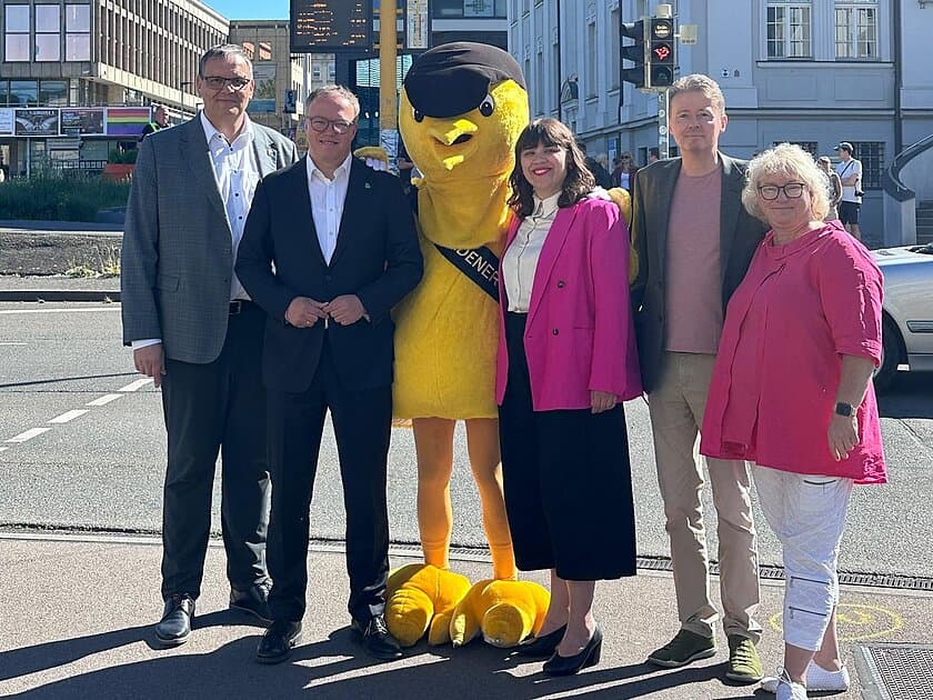 Goldener Spatz mit dem Erfinderteam an der Ampel. © Stadt Gera