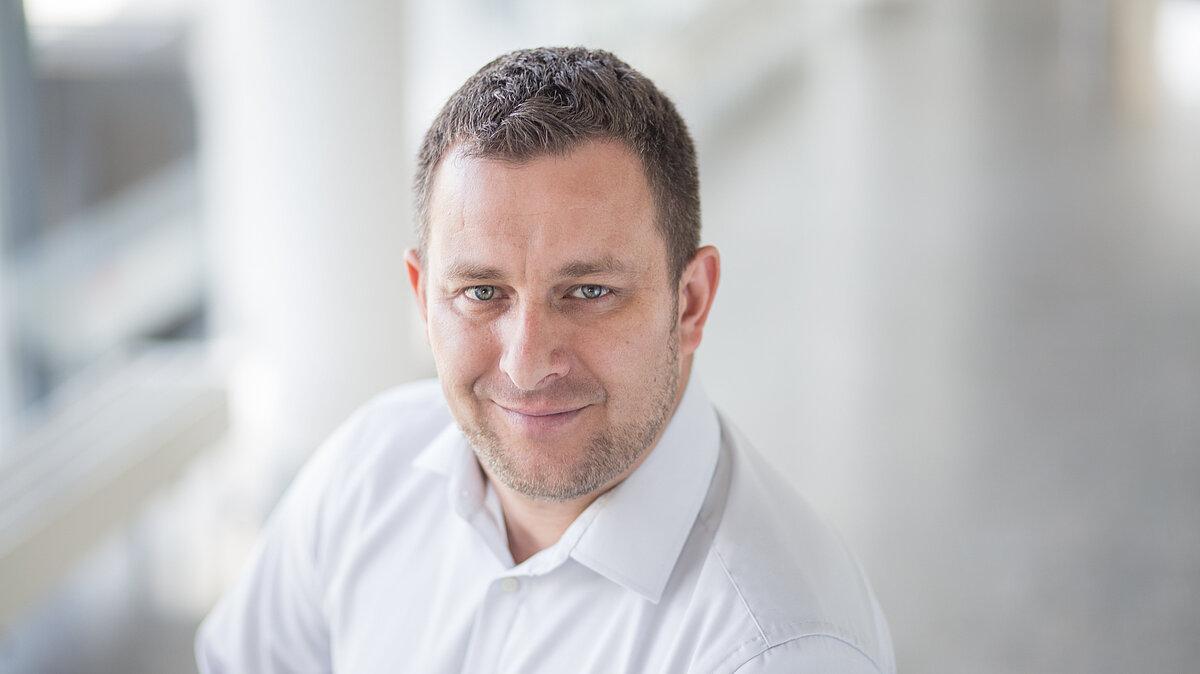 Ein Portraitfoto von einem Mann. © Björn Grübel