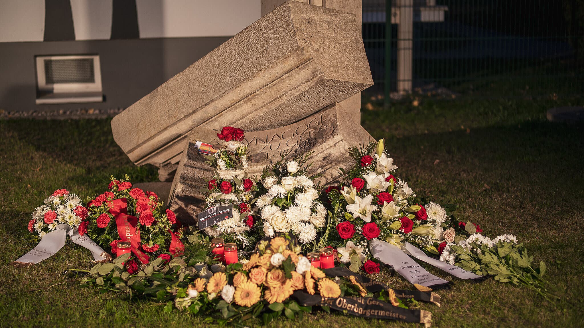 Gedenkstein, davor Blumenkränze. © Stadt Gera
