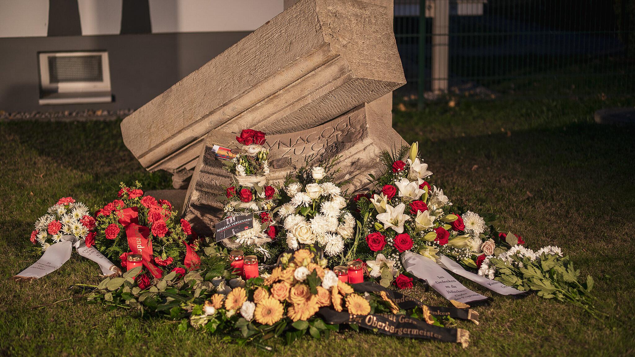 Gedenkstein, davor Blumenkränze. © Stadt Gera