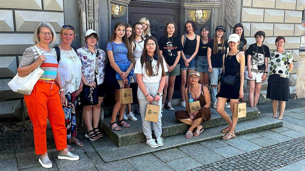 Deutsch-polnische Jugendgruppe vor dem Geraer Rathaus. © Stadt Gera