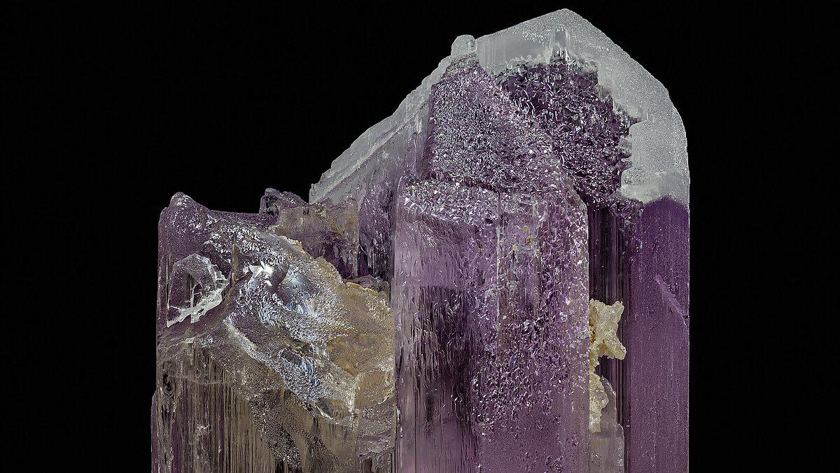 Überwiegend rosa Spodumen teilweise Varietät Kunzit bzw. Varietät Triphan vom Alingar Pegmatitfeld, Alingar Distrikt, Provinz Laghman, Afghanistan, 9,5 x 4,5 x 4,1 cm. © Robert Kennedy