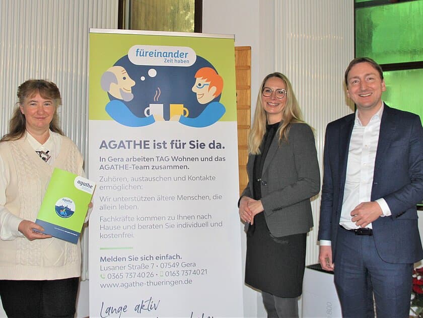 Susanne Vöcking von der OTEGAU, Sandra Wanzar, 2. Beigeordnete und Dezernentin für Jugend und Soziales und Claudius Oleszak, TAG Wohnen-Standortleiter bei der Präsentation der neuen Kooperation.. © Stadt Gera