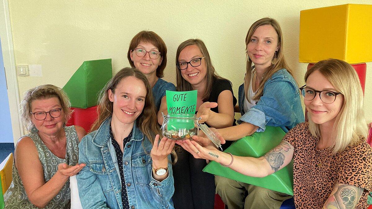 Sechs Frauen die ein Glas in der Hand halten. © Stadt Gera