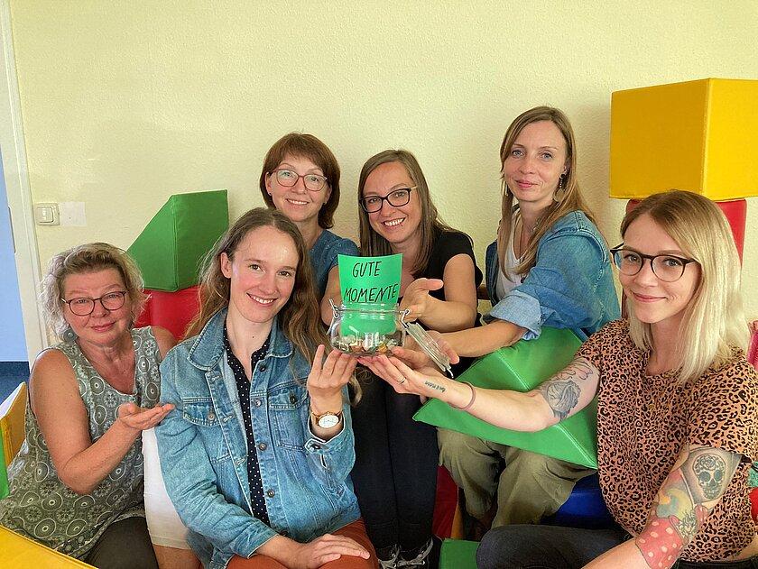 Sechs Frauen die ein Glas in der Hand halten. © Stadt Gera