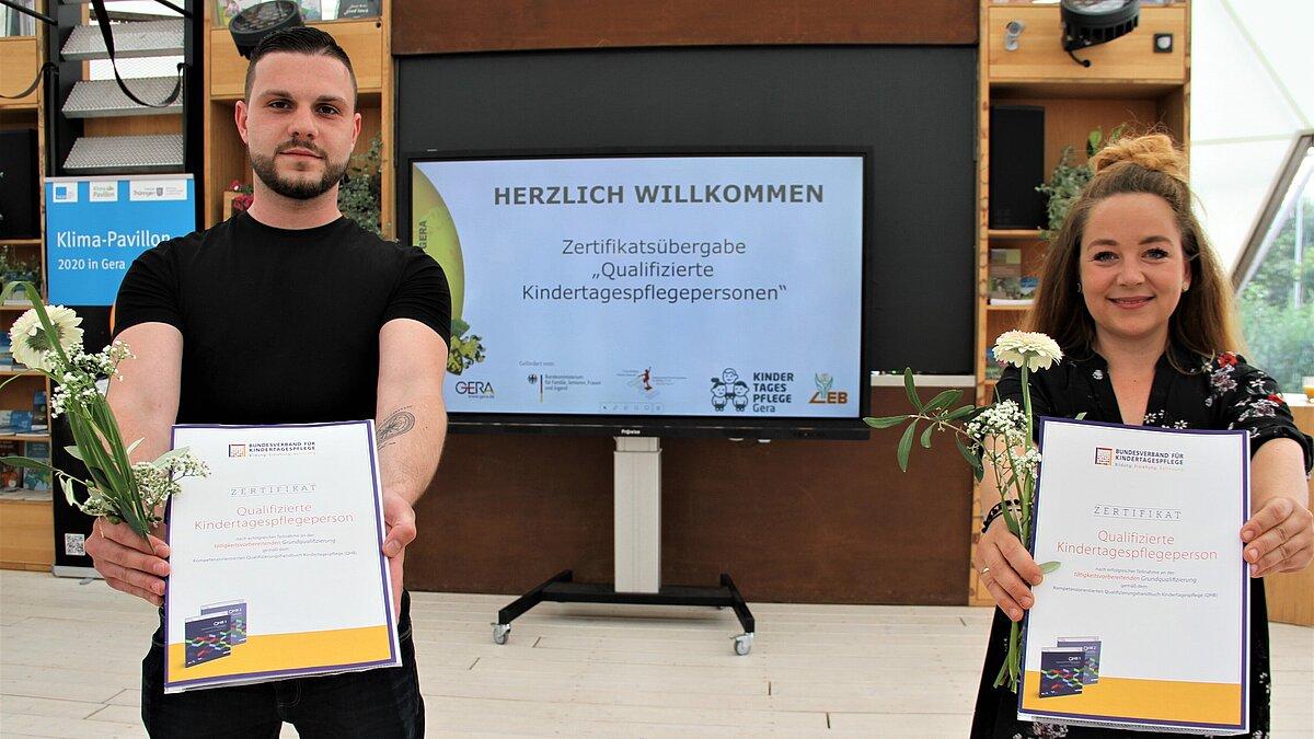 Peter Matuschek und Sandra Reizner aus Gera zeigen stolz ihr Zertifikat als Qualifizierte Kindertagespflegeperson. 