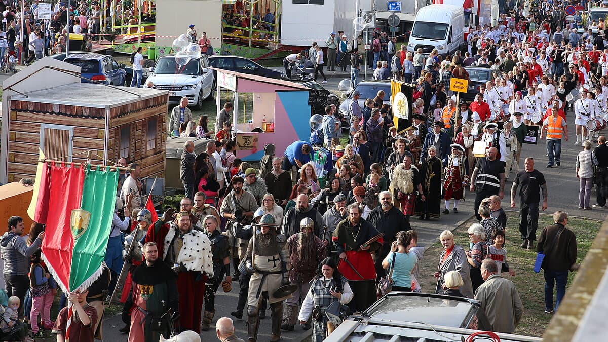 viele Menschen laufen durch die Stadt. © Stadt Gera