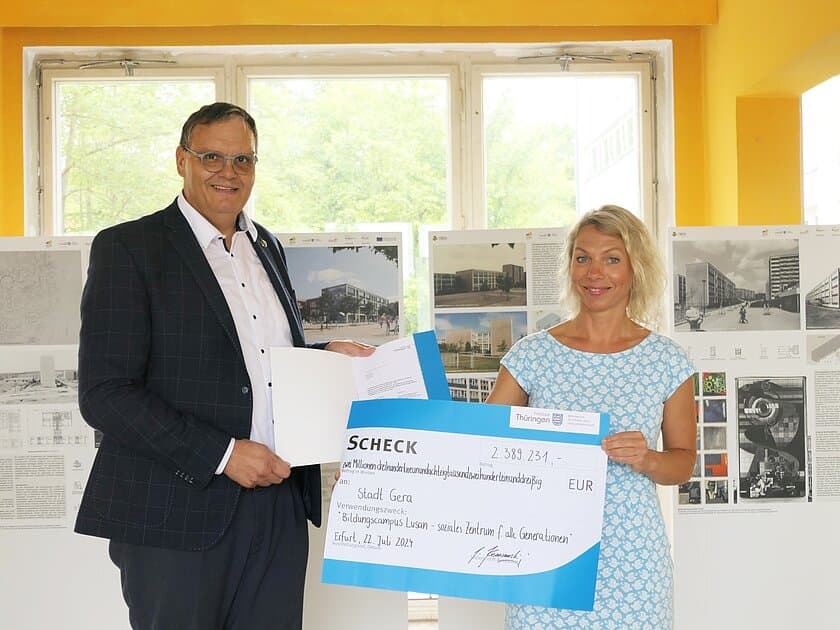 Oberbürgermeister Kurt Dannenberg mit Susanna Karawanskij (Thüringer Ministerin für Infrastruktur und Landwirtschaft). © Stadt Gera