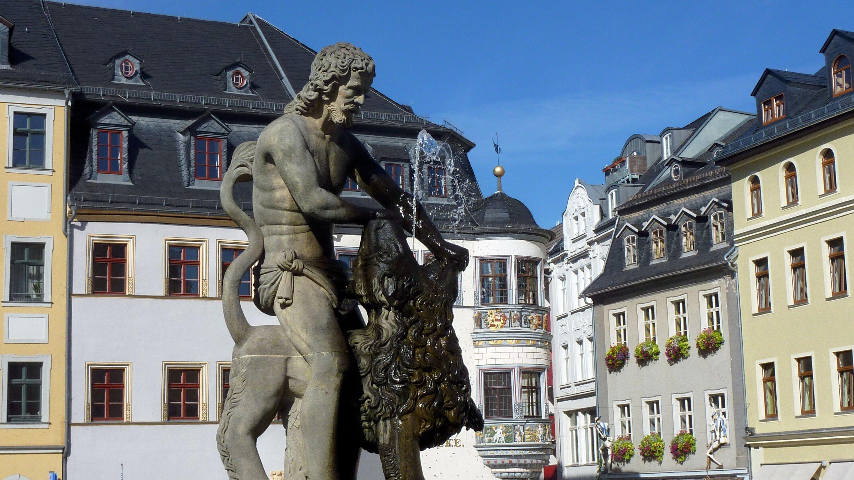 Brunnen mit Sandstein- Figur: Simson kämpft mit Löwen, auf dem Marktplatz. © Steffen Weiß
