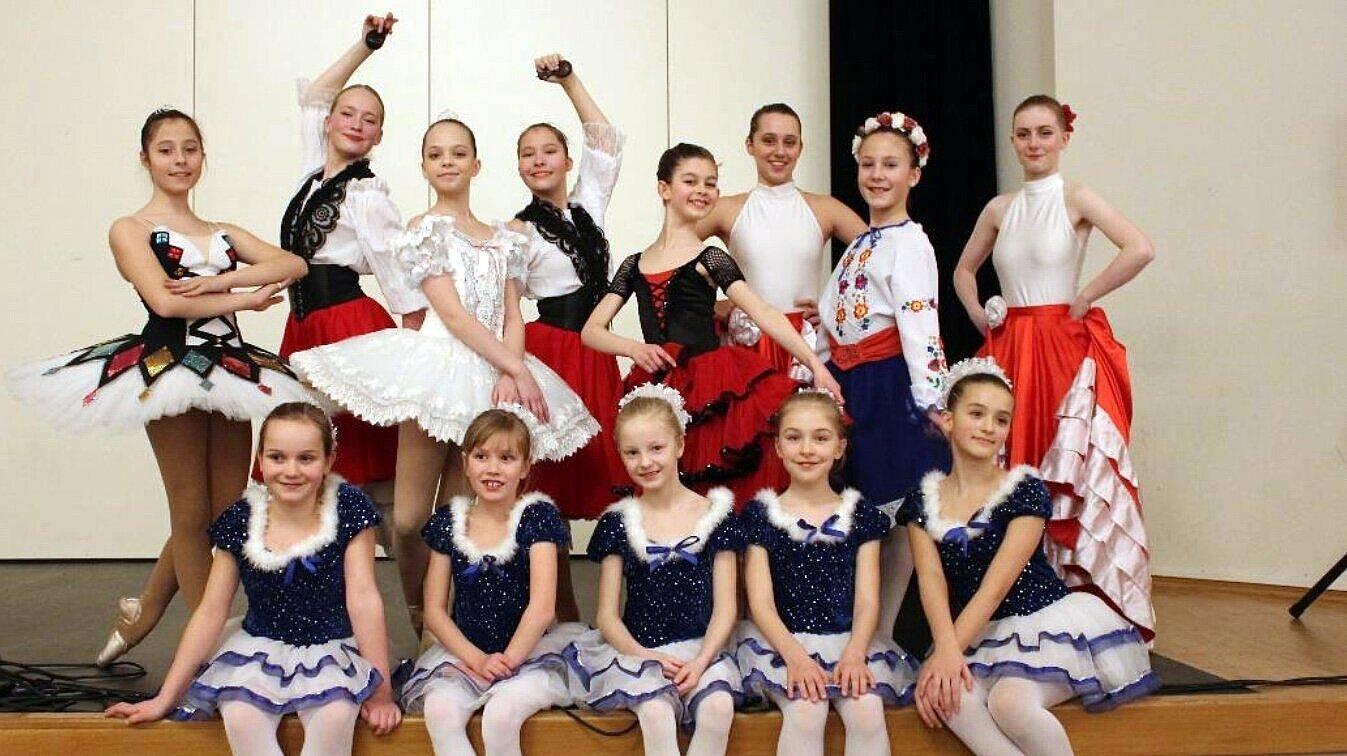 Gruppenfoto von Balletttänzerinnen. © Stadt Gera / Gwosdz