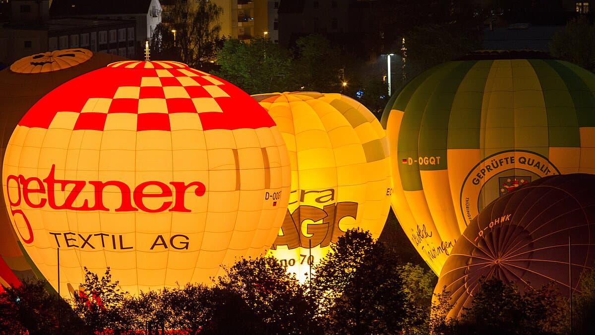Heißluftballons beim Ballonglühen. © Steffen Weiß