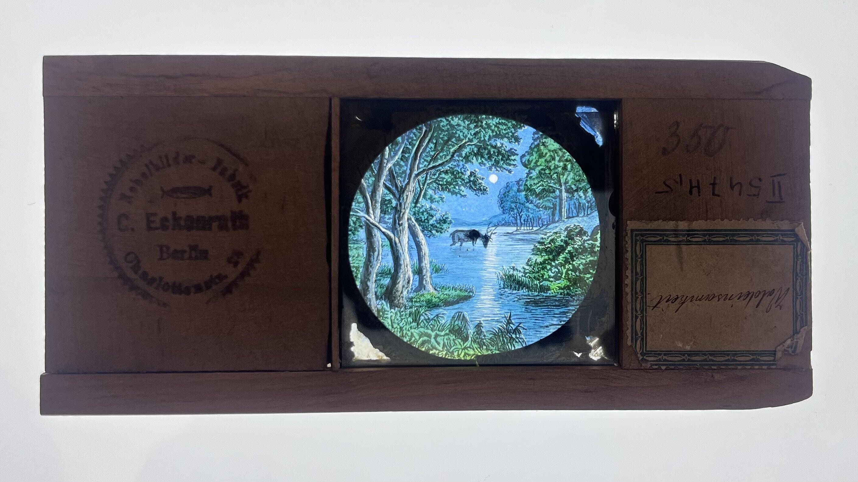 Glasbild 'Waldeinsamkeit' - Wald mit einem See in der Mitte bei Mondschein, in der Mitte des Sees ist ein Hirsch zu sehen. © Stadt Gera / Stadtmuseum