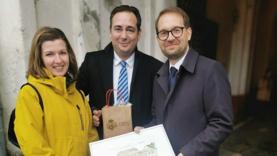 René Soboll und Christina Martens überbringen Grüße von der Stadt Gera an Dominic Fritz, den Bürgermeister von Timisoara zur Eröffnung der europäischen Kulturhauptstadt 2023