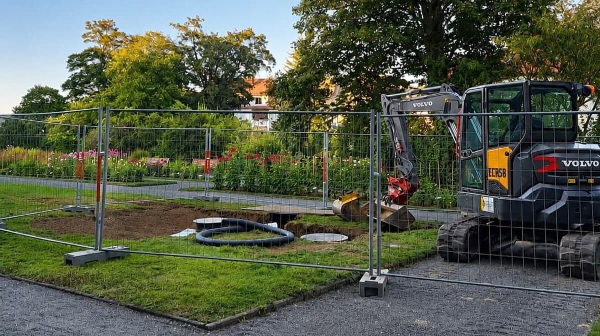 Ein Bagger und Absperrung inmitten des Dahliengartens. © Stadt Gera