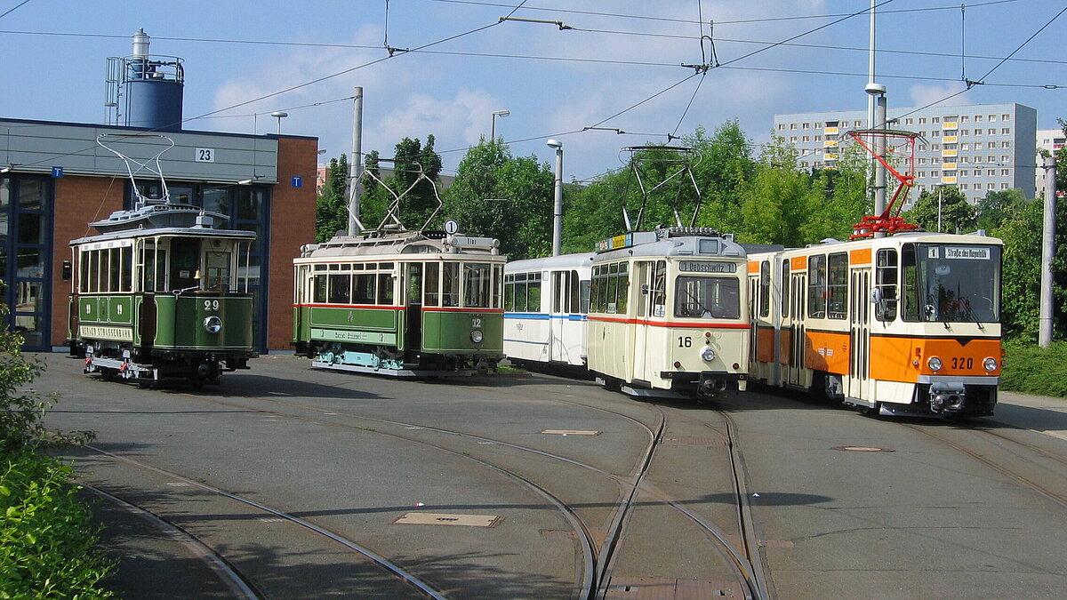 Historische Triebwagen der Straßenbahn v.l.: Triebwagen Nr. 29, Triebwagen Nr. 12, Triebwagen Nr. 16 mit Beiwagen, Triebwagen Nr. 320. © Frank Gecks