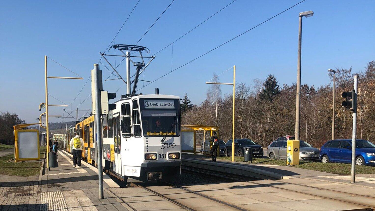 Straßenbahn der Linie 3 Richtung Bieblach Ost an der Haltestelle Hilde-Coppi-Straße