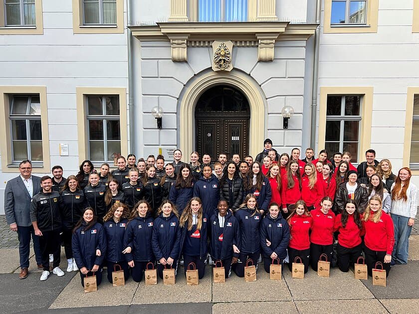 60 Volleyballerinnen vor dem Rathaus gemeinsam mit dem Oberbürgermeister und den Trainern. © Stadt Gera