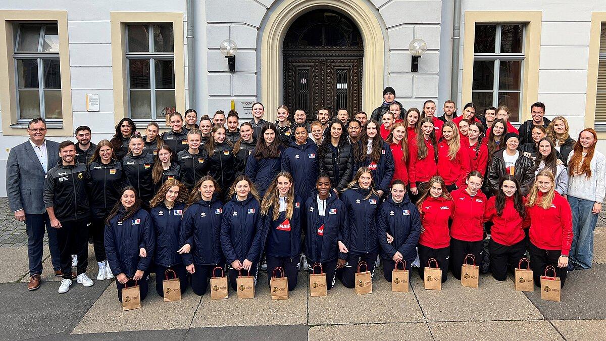 60 Volleyballerinnen vor dem Rathaus gemeinsam mit dem Oberbürgermeister und den Trainern. © Stadt Gera